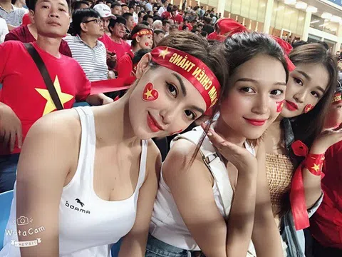 2 "người đẹp bóng đá" từng chỉ trích vì diện gợi cảm cổ vũ, hiện tại có gu mặc gây bất ngờ