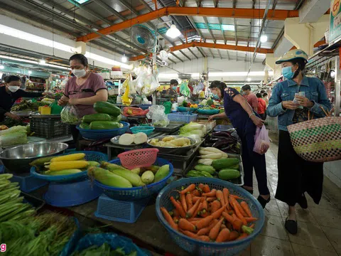 Nhiều chợ ở TP.HCM đóng cửa khiến giá rau tăng cao, hàng thịt ế ẩm