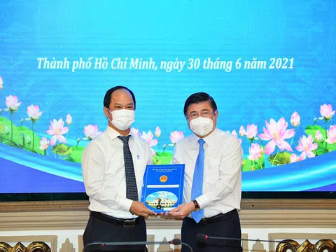 TP.HCM trao quyết định bổ nhiệm chủ tịch UBND quận 1 và quận 10