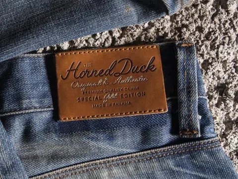 Vì sao quần jeans luôn có một miếng da sau cạp?