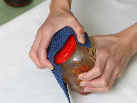 7 cách mở nắp chai bị vặn quá chặt