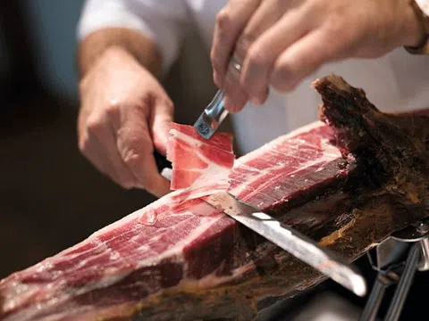 Những điều không ngờ về chiếc đùi lợn muối Iberico đắt đỏ nhất thế giới