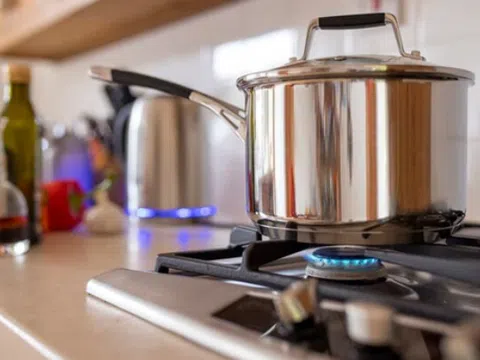 Tại sao nồi vừa rửa sạch không nên đặt trực tiếp lên bếp gas?
