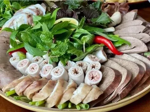 Ai không nên ăn lòng lợn?