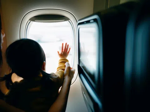 Bí quyết giúp bậc cha mẹ kiểm soát tình hình khi trẻ nhỏ gây rối trên máy bay