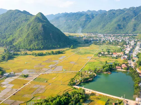 6 điểm đến thú vị ở địa điểm được ví như "nàng thơ Tây Bắc" - miền thiên nhiên xanh mát, êm dịu chỉ cách thủ đô 140km