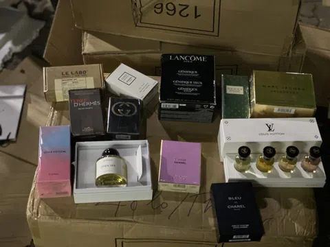 Phát hiện kho nước hoa nghi giả Dior, Chanel, Gucci