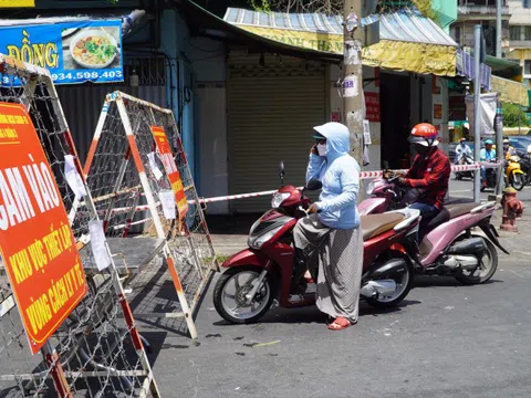 Hình ảnh phong tỏa 2 tuyến đường ở TP HCM vì có 37 ca mắc Covid-19