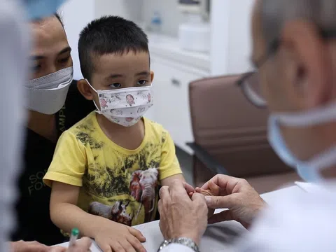 "Phù thủy phẫu thuật bàn tay" bác sĩ Stéphane Guero đến Việt Nam điều trị cho nhiều trẻ em mắc dị tật bàn tay hiếm gặp.